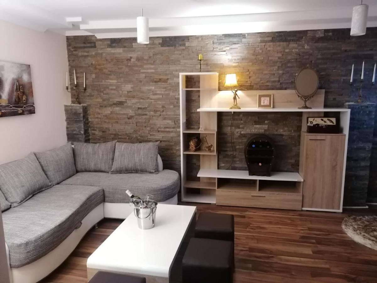 Apartman Dionis Sm Sremska Mitrovica Exterior foto